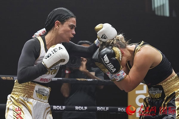 來自伊朗和羅馬尼亞的女選手進行了墊場賽。人民網 塔里克·易卜拉欣攝