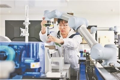 廣東省深圳市科研人員在實(shí)驗(yàn)室調(diào)試智能機(jī)器人。視覺(jué)中國(guó)供圖