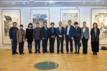 中國駐瑞典大使崔愛民與畫展主辦方人員合影。中國駐瑞典大使館供圖