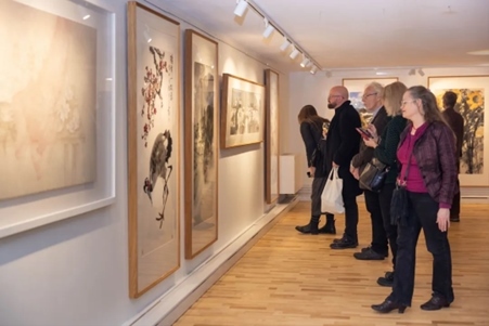 來賓參觀畫展。中國駐瑞典大使館供圖