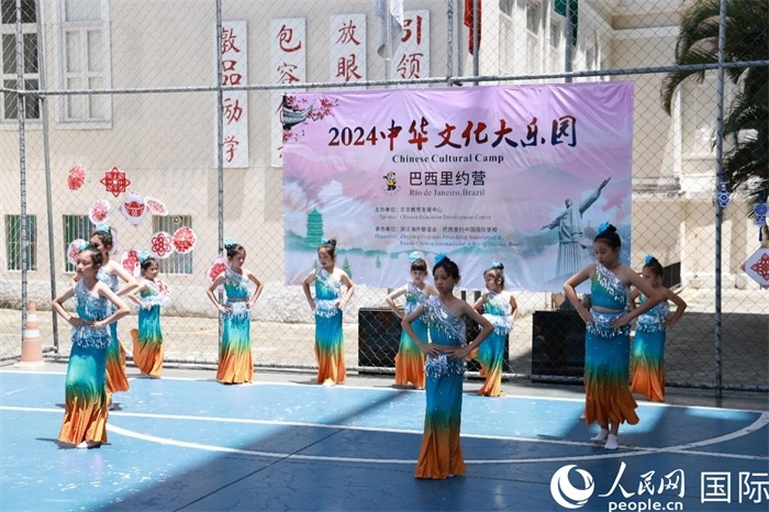 傣族舞蹈《金色的孔雀》以優(yōu)美的動作贏得觀眾喝彩。人民網(wǎng)記者 陳海琪攝