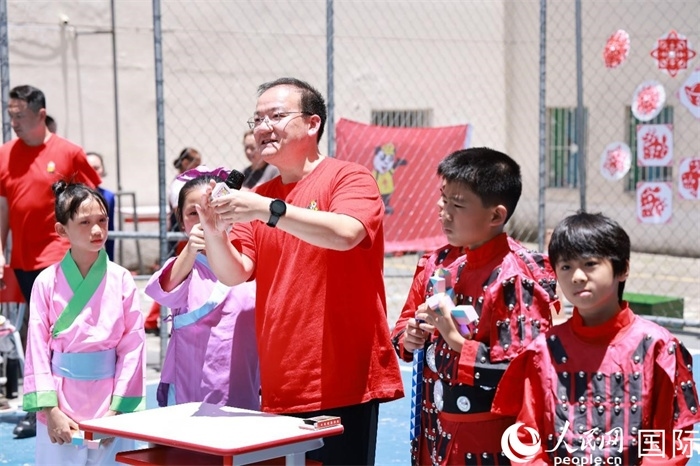 趣味數(shù)學節(jié)目以富有創(chuàng)意的數(shù)字游戲和魔尺變幻為亮點，激發(fā)了孩子們的數(shù)學思維與想象力。人民網(wǎng)記者 陳海琪攝