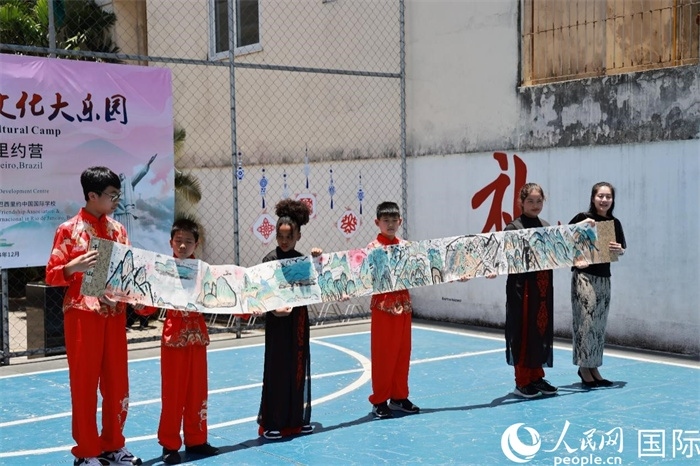 《一書一畫》展現(xiàn)了小營員們的繪畫技巧。人民網(wǎng)記者 陳海琪攝