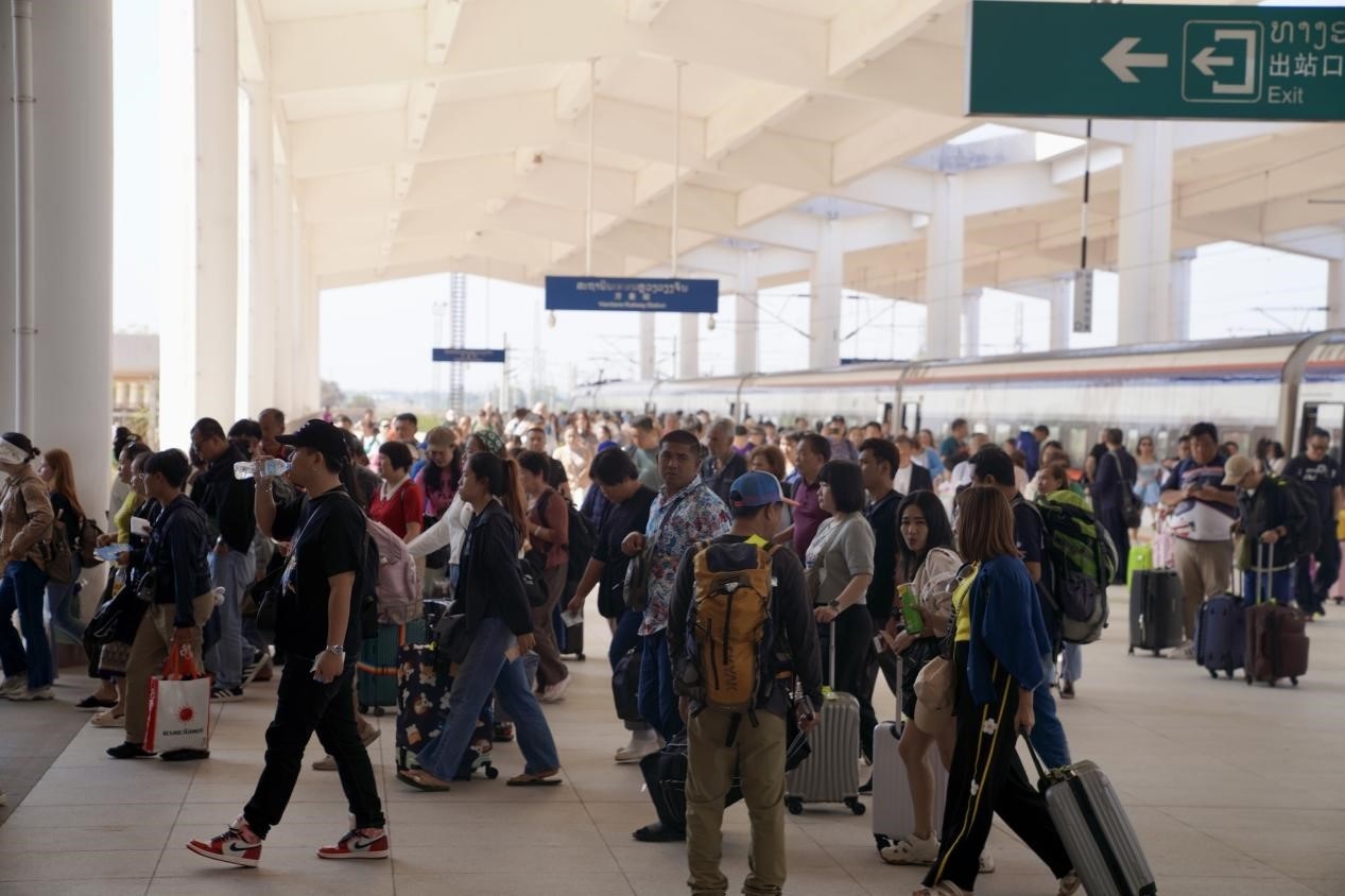 在中老鐵路萬象站，客運(yùn)列車抵達(dá)后旅客出站。老中鐵路有限公司供圖