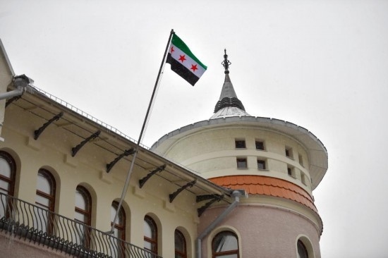 12月9日，在俄羅斯首都莫斯科，敘利亞駐俄羅斯使館升起代表敘利亞反對(duì)派的旗幟。新華社發(fā)（亞歷山大攝）