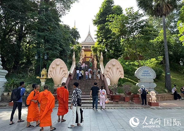 游客在金邊塔山寺游玩。人民網(wǎng)記者 簡(jiǎn)承淵攝