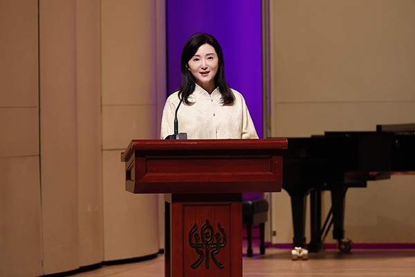 中央音樂學(xué)院黨委書記、中國民族管弦樂學(xué)會(huì)胡琴專業(yè)委員會(huì)會(huì)長于紅梅致辭。中國民族管弦樂學(xué)會(huì)胡琴專業(yè)委員會(huì)供圖