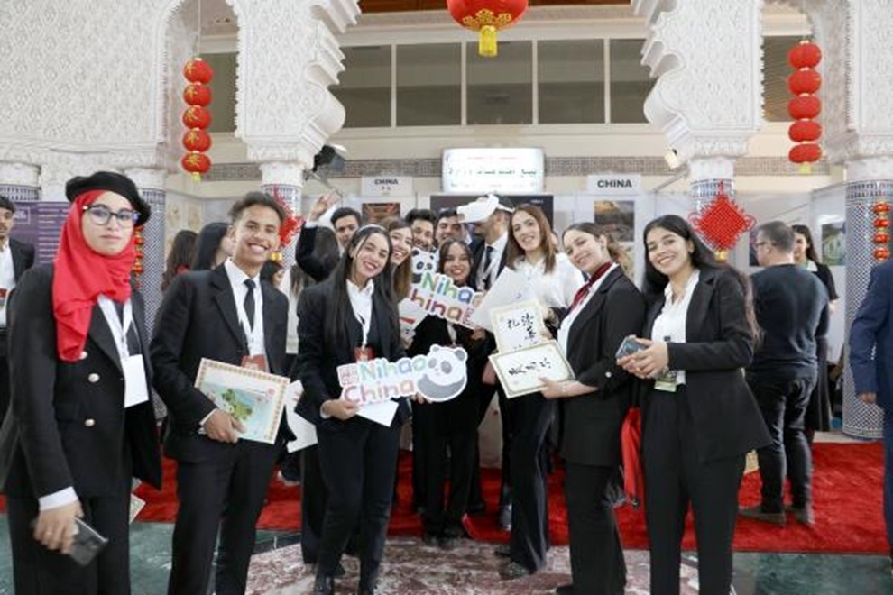 當(dāng)?shù)孛癖娛殖帧澳愫?！中?guó)”手牌合影。拉巴特中國(guó)文化中心供圖