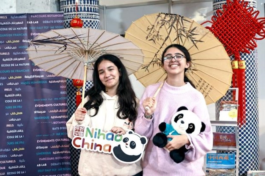 兩名女孩在合影。拉巴特中國(guó)文化中心供圖