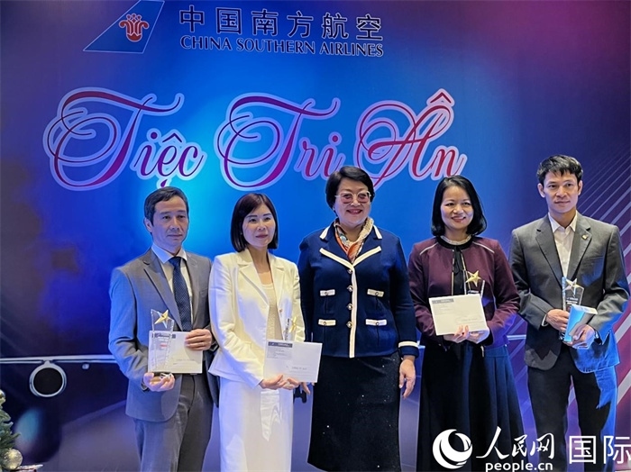 中越航司界代表在交流會上合影。人民網記者 楊曄攝