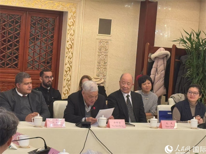 老一輩赴古留學(xué)生代表徐世澄在座談會上發(fā)言。人民網(wǎng)記者 趙健攝