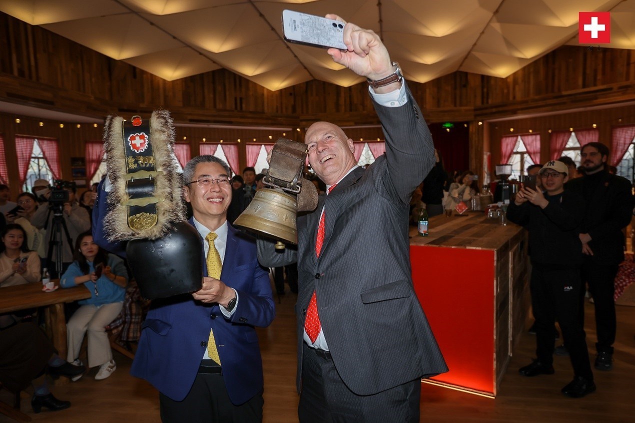 瑞士駐華大使白瑞誼與北京市西城區(qū)委副書記、代區(qū)長郅海杰搖響瑞士牛鈴，共同為小木屋揭幕。瑞士駐華大使館供圖