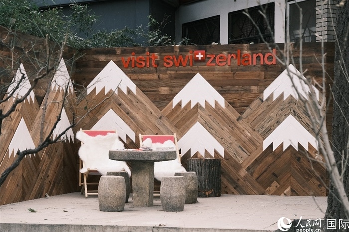 瑞士小木屋一隅，靜謐中散發(fā)出阿爾卑斯的冬日溫情。人民網(wǎng) 實(shí)習(xí)生黃睿攝