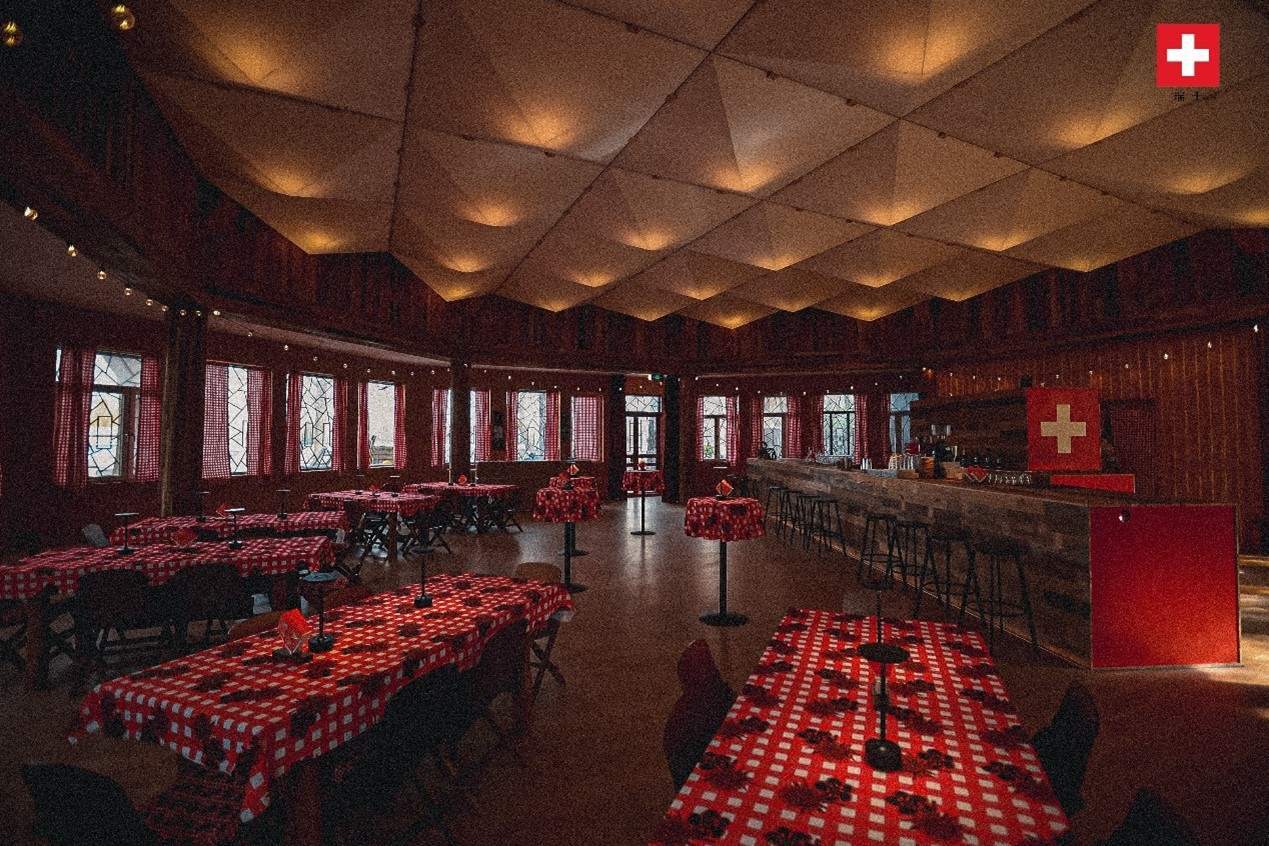 瑞士小木屋內(nèi)飾采用瑞士紅、森林棕與雪山白三種主色調(diào)，營造出自然與現(xiàn)代交融的氛圍。瑞士使館供圖