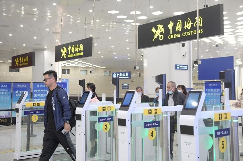 △2024年2月29日，旅客從橫琴口岸過關(guān)。