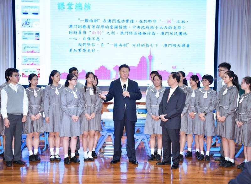△2019年12月19日，在濠江中學(xué)附屬英才學(xué)校觀摩以“‘一國兩制’與澳門”為題的中國歷史公開課后，習(xí)近平主席走到學(xué)生中間即席發(fā)表重要講話。