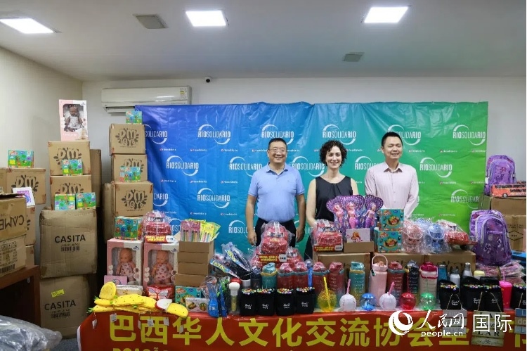 中國(guó)駐里約熱內(nèi)盧總領(lǐng)館副總領(lǐng)事王尉育（右）、里約慈善協(xié)會(huì)主席保拉·菲格雷多（中）、巴西華人文化交流協(xié)會(huì)主席上官建峰（左）出席捐贈(zèng)活動(dòng)并致辭。人民網(wǎng)記者 陳海琪攝