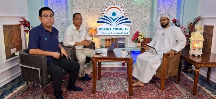 牛曉兵主任參與當(dāng)?shù)仉娨暸_訪談。中國援桑醫(yī)療隊供圖