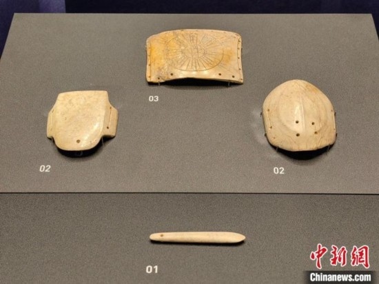 12月14日，“文明先鋒—凌家灘文化玉器展”在故宮博物院文華殿開(kāi)幕。圖為展覽現(xiàn)場(chǎng)的玉龜、玉版和玉簽。 中新社記者 應(yīng)妮 攝