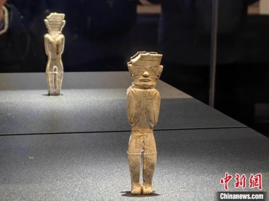 12月14日，“文明先鋒—凌家灘文化玉器展”在故宮博物院文華殿開(kāi)幕。圖為展覽現(xiàn)場(chǎng)的立姿玉人。 中新社記者 應(yīng)妮 攝