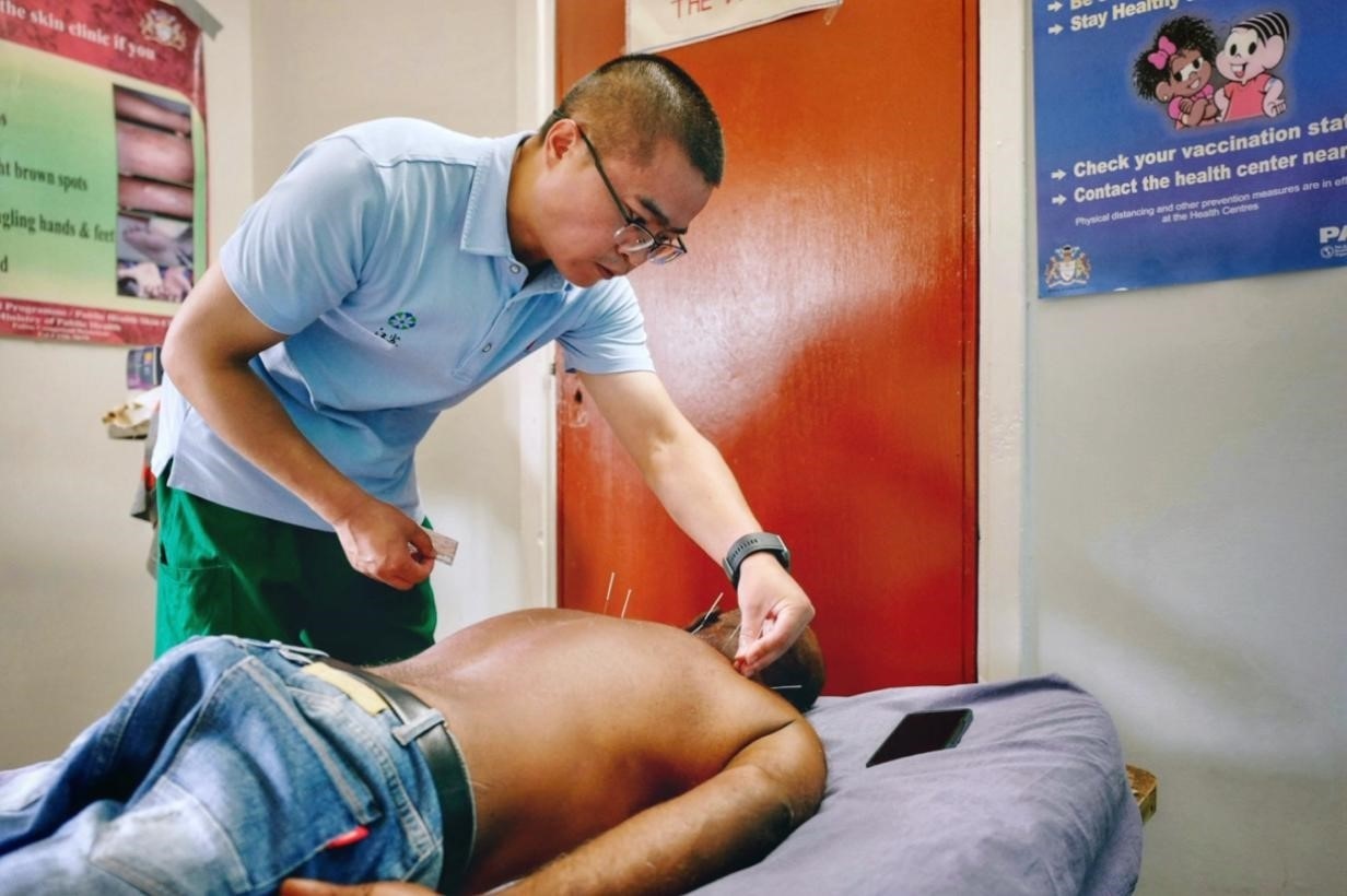 第20期中國(guó)（江蘇）援圭亞那醫(yī)療隊(duì)在圭偏遠(yuǎn)的林登高速社區(qū)開展義診。中國(guó)援圭醫(yī)療隊(duì)供圖