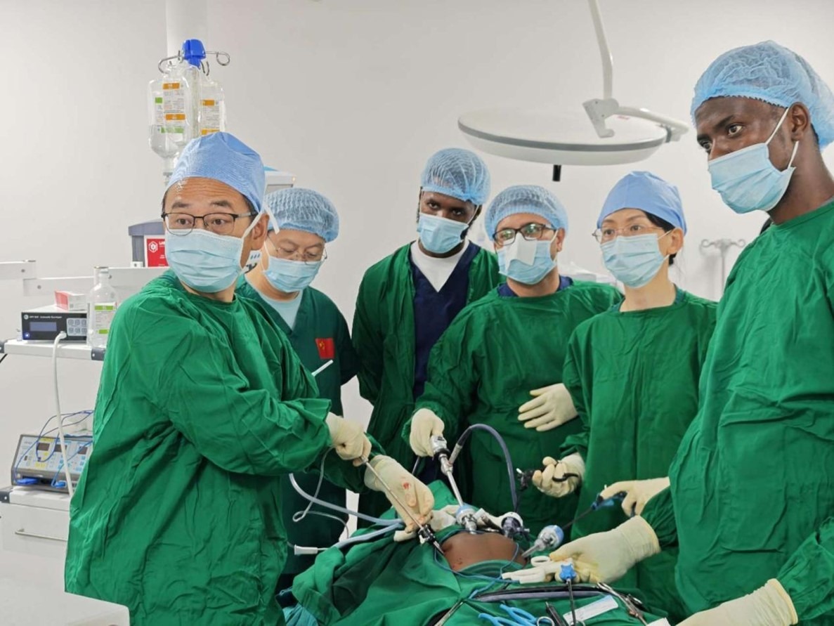 中外醫(yī)師合作進(jìn)行腹腔鏡手術(shù)。中國(guó)援桑醫(yī)療隊(duì)供圖