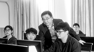 于濤教授對團隊成員進行技術指導。資料圖片