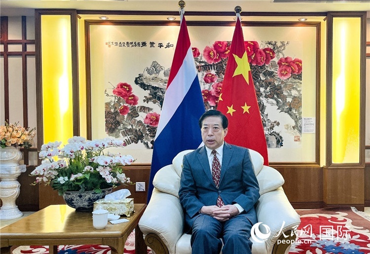 2024年12月10日，中國駐泰國大使韓志強(qiáng)在泰國曼谷接受中國—東盟中心（ACC）組織的“多彩東盟：2024年中國媒體東盟行”媒體團(tuán)采訪。人民網(wǎng)記者 羨江楠攝