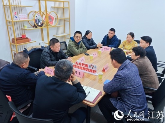 “紅興會客廳”，一場助企紓困協(xié)調(diào)會正在進行。人民網(wǎng) 徐晨曦攝