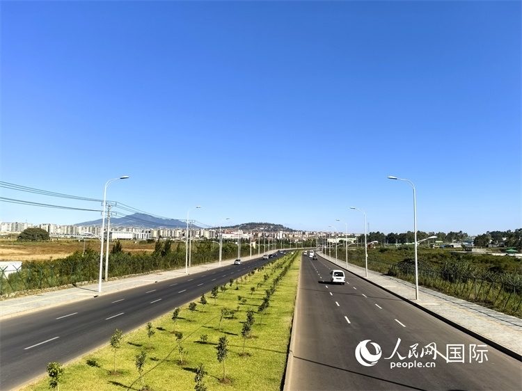 新近完工的埃塞俄比亞卡里提環(huán)線—布爾布拉—克林圖公路遠(yuǎn)景。張洪衛(wèi)攝