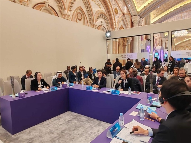 圖為與會代表圍繞主題進行發(fā)言討論。中國傳媒大學供圖。