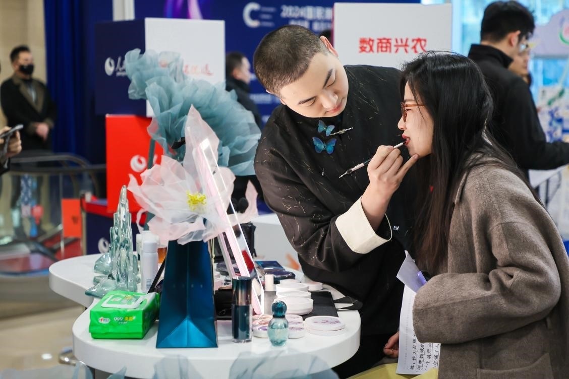 美妝展位化妝師為嘉賓一對(duì)一化妝。林文松攝