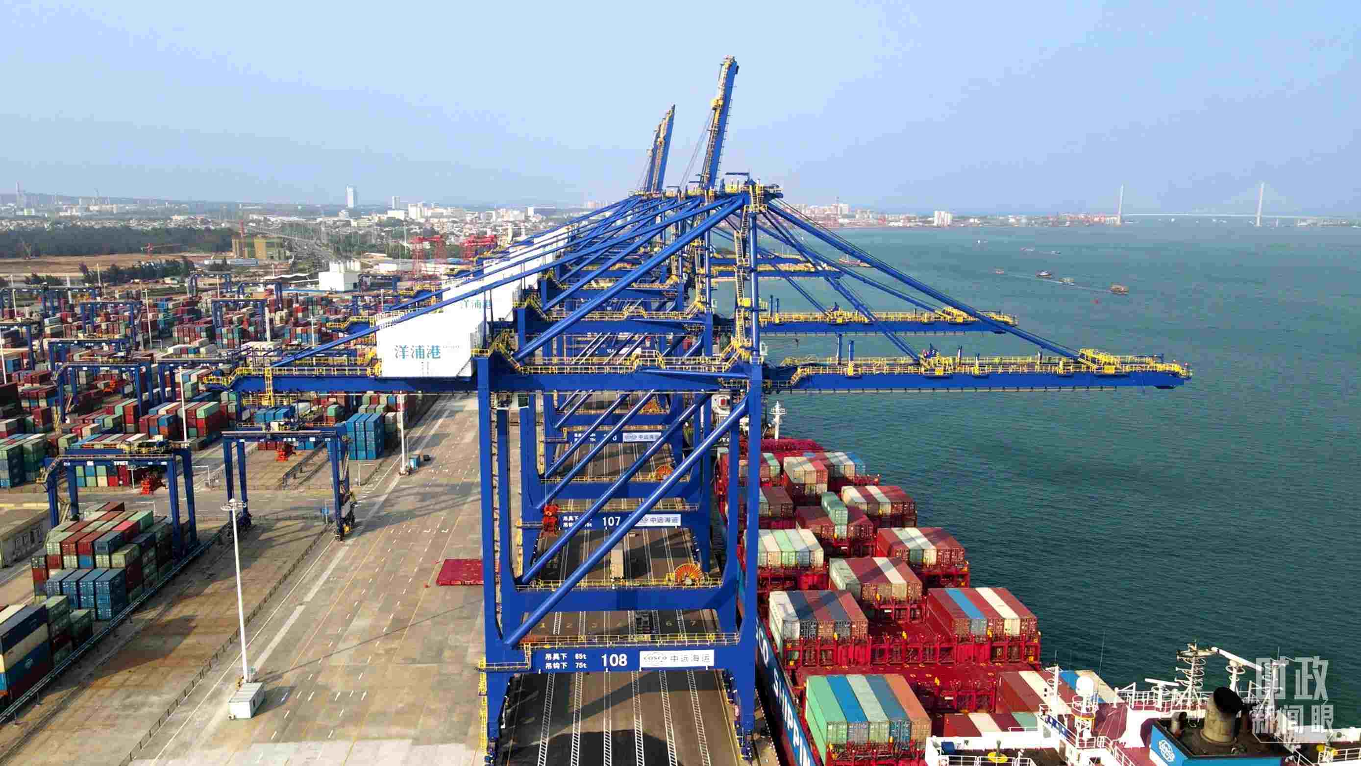 海南洋浦國際集裝箱碼頭小鏟灘港區(qū)。（總臺央視記者彭漢明拍攝）