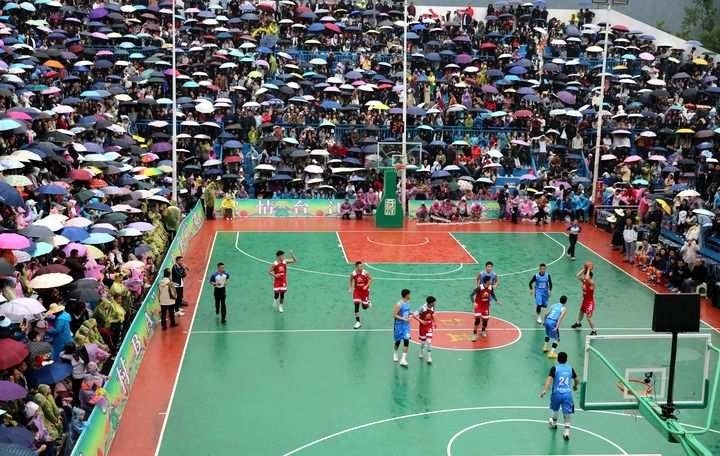 2024年5月1日，人們?cè)谫F州省黔東南苗族侗族自治州臺(tái)江縣臺(tái)盤鄉(xiāng)臺(tái)盤村觀看“村BA”球王爭(zhēng)霸賽。 新華社發(fā)（余天英 攝）