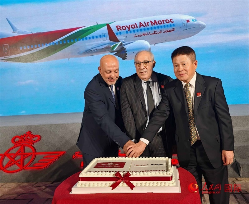 中摩雙方嘉賓共同切蛋糕，慶祝兩國直飛復航。人民網(wǎng)記者 李琰攝