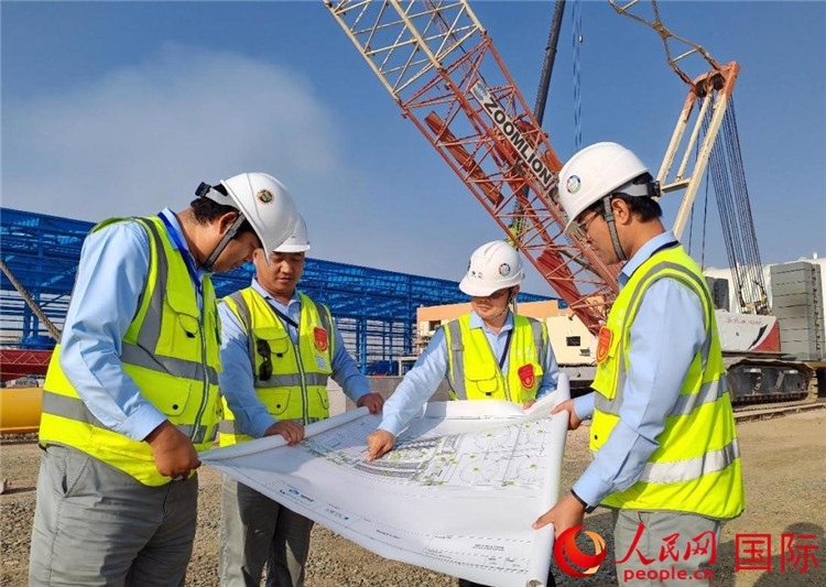 管理團隊現(xiàn)場查看項目進展。人民網(wǎng)記者 管克江攝