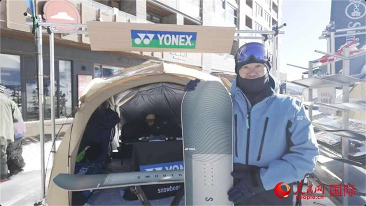 大塚幸博向記者展示滑雪板。人民網記者 袁蒙攝