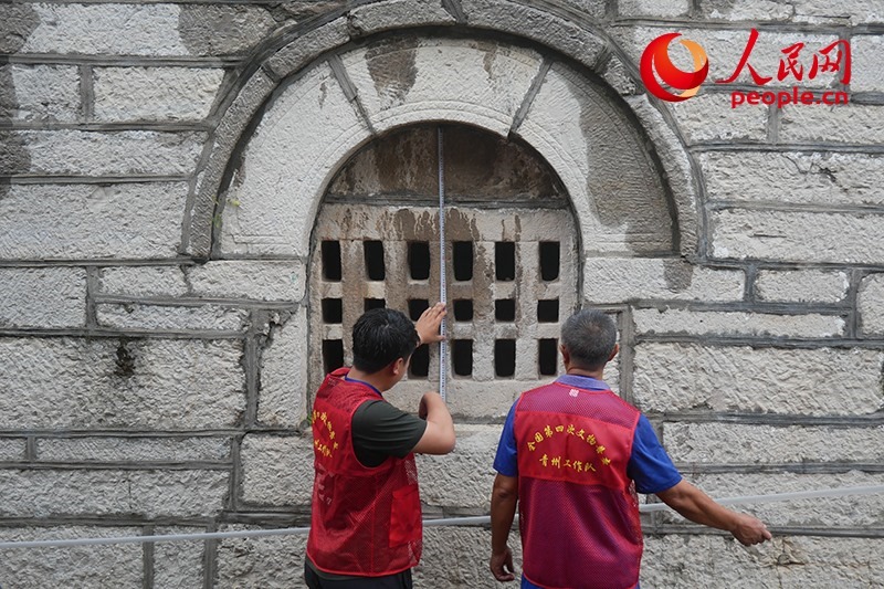 9月14日，山東青州，文物普查隊(duì)員正在實(shí)地調(diào)查。人民網(wǎng)記者 韋衍行攝