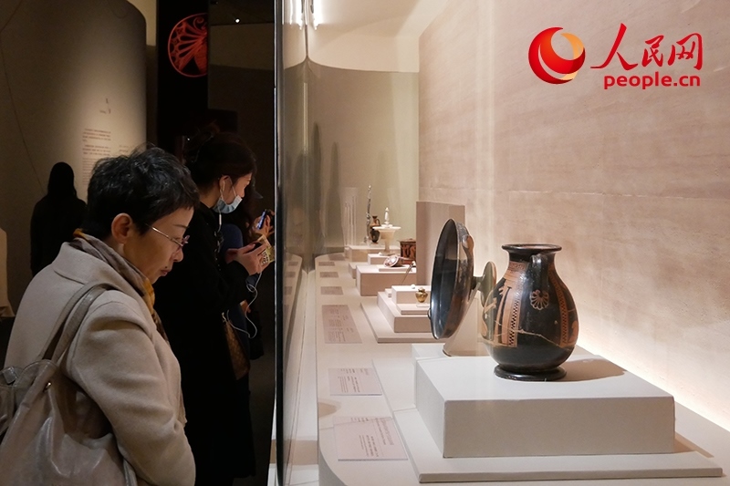 11月13日，觀眾正在國(guó)博參觀“美的多元——古希臘的藝術(shù)與生活”展。人民網(wǎng)記者 韋衍行攝