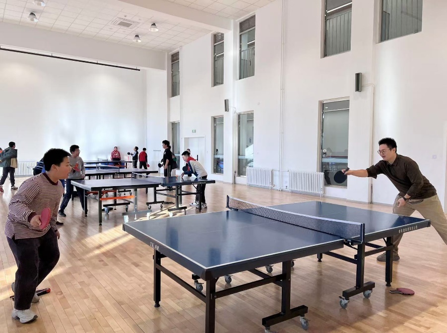 老師和學(xué)生在課間打乒乓球。人民網(wǎng) 白炅攝