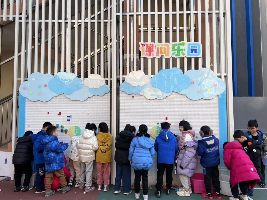 學(xué)生們?cè)谡n間樂園玩拼圖。人民網(wǎng) 白炅攝