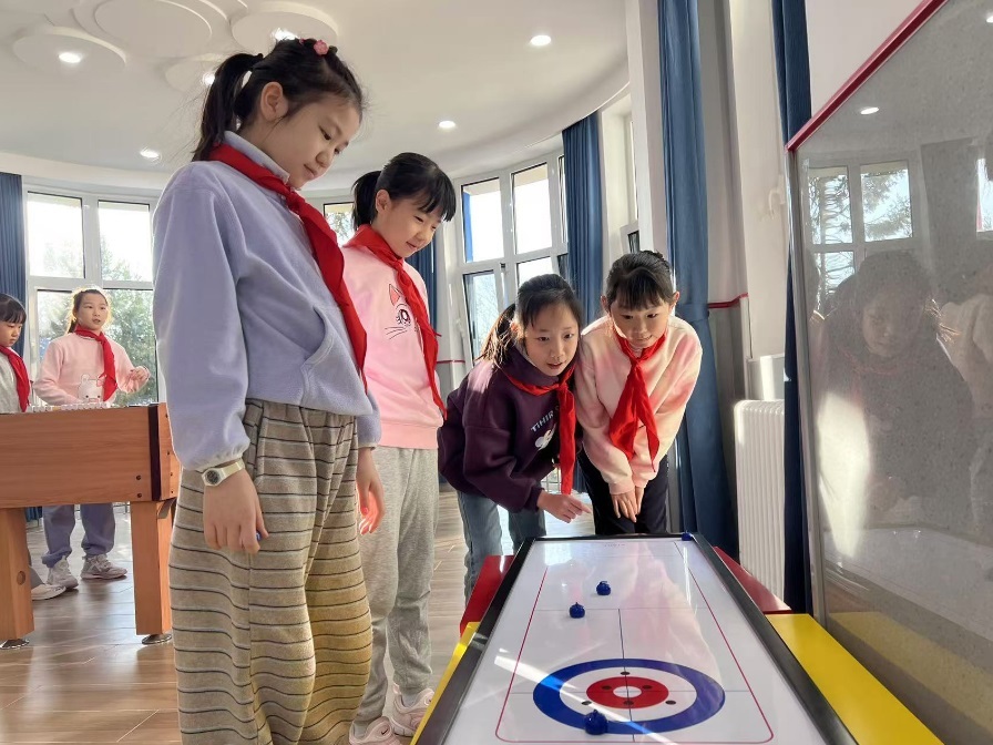 學(xué)生們?cè)谏傧汝?duì)大廳進(jìn)行課間活動(dòng)。人民網(wǎng) 白炅攝