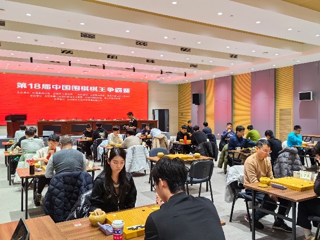 棋手在比賽中。人民網(wǎng)記者 李乃妍攝