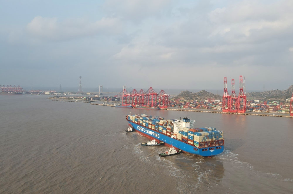 “新上海”輪抵達(dá)洋山港，這是自秘魯錢凱港開港后首個(gè)“錢凱—上?！闭胶酱危?024年12月18日攝，無人機(jī)照片）。新華社記者 方喆 攝