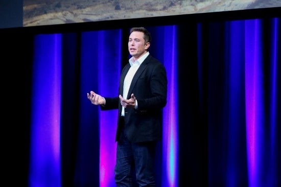  2017年9月29日，在澳大利亞阿德萊德，美國企業(yè)家埃隆·馬斯克在第68屆國際宇航大會閉幕式前做主旨演講。新華社發(fā)（閆寒?dāng)z）