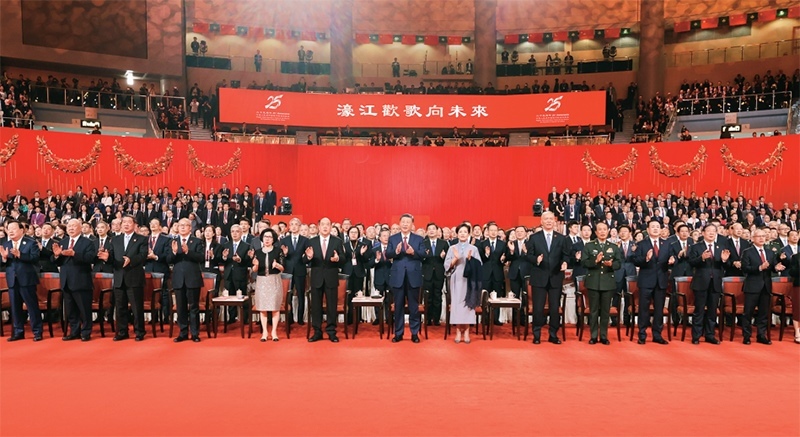 2024年12月19日晚，慶祝澳門回歸祖國(guó)25周年文藝晚會(huì)在澳門東亞運(yùn)動(dòng)會(huì)體育館舉行。中共中央總書記、國(guó)家主席、中央軍委主席習(xí)近平觀看演出。晚會(huì)最后，習(xí)近平同全場(chǎng)觀眾一起高唱《歌唱祖國(guó)》。 新華社記者 丁林/攝