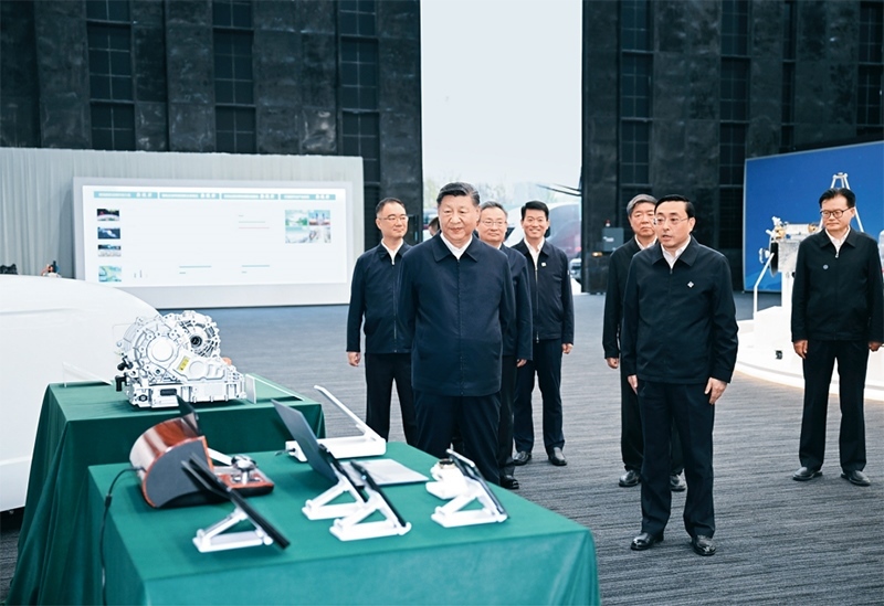 2024年10月17日至18日，中共中央總書記、國(guó)家主席、中央軍委主席習(xí)近平在安徽考察。這是17日下午，習(xí)近平在合肥濱湖科學(xué)城察看安徽省重大科技創(chuàng)新成果集中展示。 新華社記者 謝環(huán)馳/攝