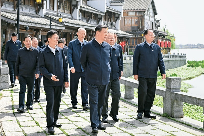 2024年3月18日至21日，中共中央總書記、國(guó)家主席、中央軍委主席習(xí)近平在湖南考察。這是19日上午，習(xí)近平在常德河街考察。 新華社記者 謝環(huán)馳/攝