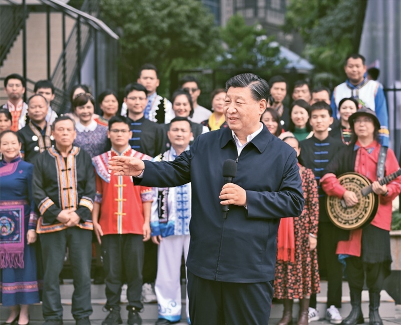 2023年12月14日至15日，中共中央總書記、國(guó)家主席、中央軍委主席習(xí)近平在廣西考察。這是14日上午，習(xí)近平在南寧市良慶區(qū)蟠龍社區(qū)考察時(shí)，同社區(qū)各族群眾親切交流。 新華社記者 燕雁/攝