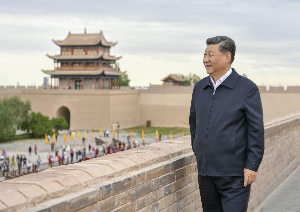 2019年8月20日上午，習(xí)近平總書記來到嘉峪關(guān)關(guān)城，登上城樓察看關(guān)城整體面貌，聽取河西走廊長城、關(guān)隘歷史文化情況介紹。新華社記者 謝環(huán)馳 攝